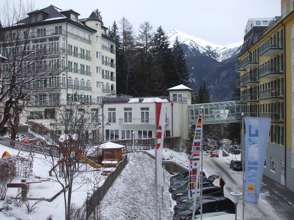 Blick auf Alpenhof links und Bellevue rechts MONDI Hotel Bellevue Gastein