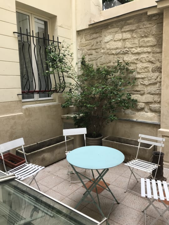 Kleine Sitzecke im Innenhof Hotel Touring
