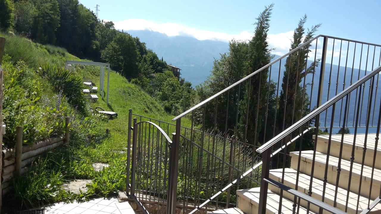Rechts Treppen führen zur Wohnung  Apartments Borgo le Vigne