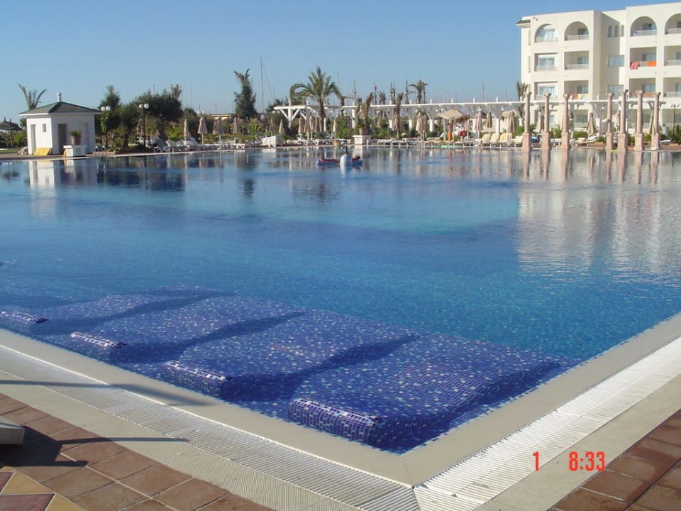 Der Pool früh am Morgen Occidental Marco Polo