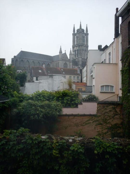 Widok z okna na katedrę Hotel Flandria-centrum