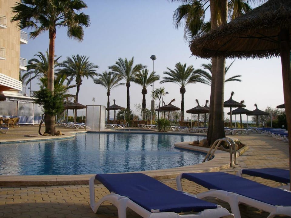 Pool mit Blickrichtung Promenade HSM Golden Playa