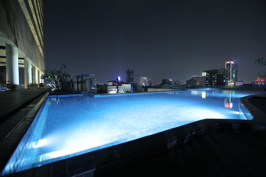 Pool Merlynn Park Hotel