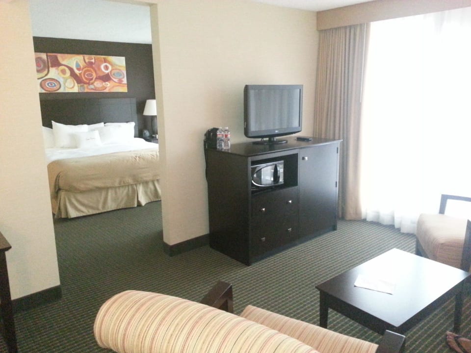Blick vom Wohnzimmer ins Schlafzimmer DoubleTree by Hilton Hotel Dallas - Market Center