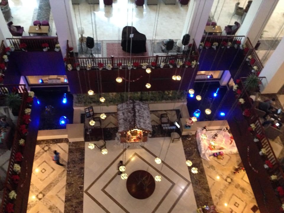 Blick von oben in die unteren Etagen Steigenberger Aqua Magic