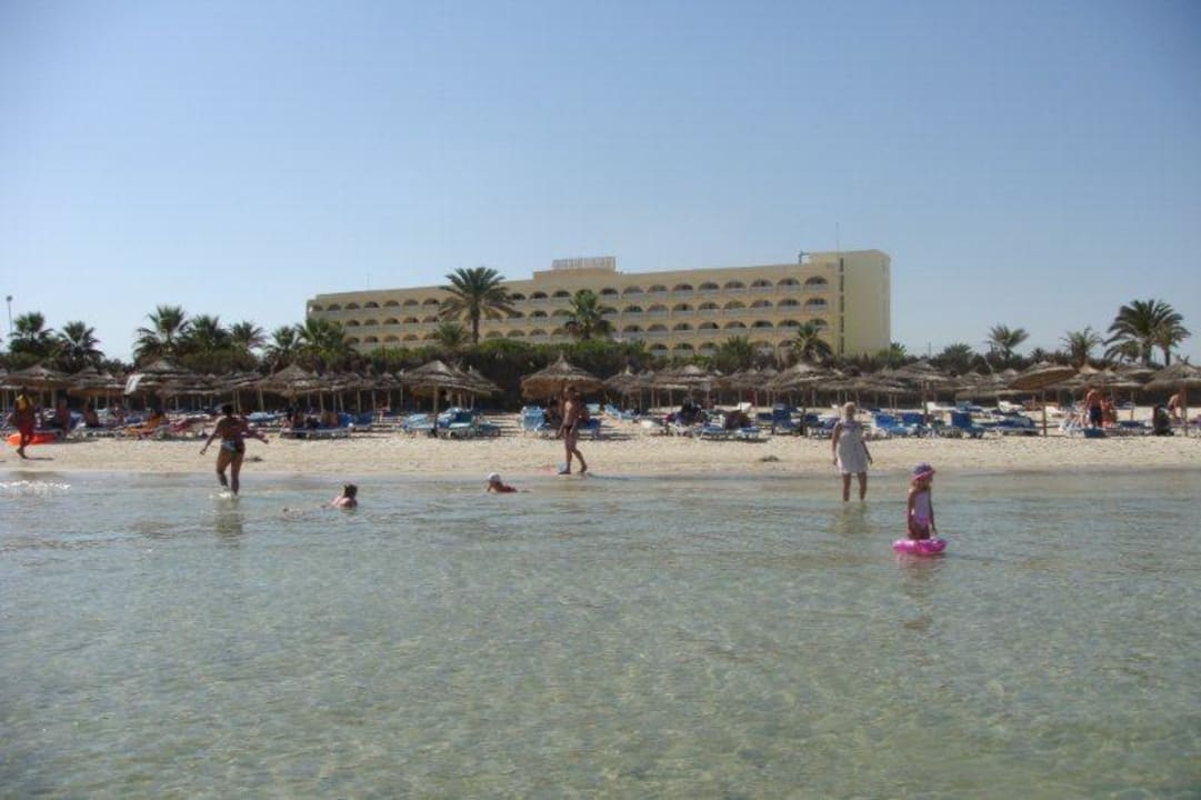 Widok na hotel od strony morza Calimera One Resort Jockey