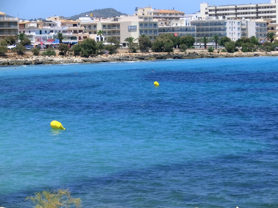 Blick vom Bootssteg zum Strand und Hotel Hotel Club S'Illot