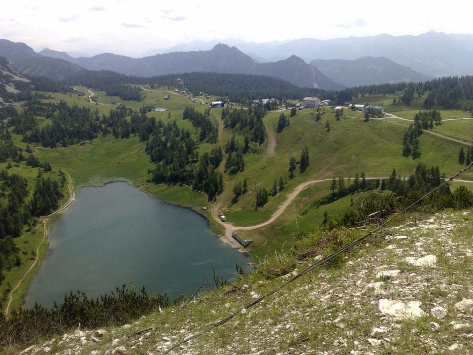 Ausblick von oben über die Gegend mit Hotel Hotel Alpenrose