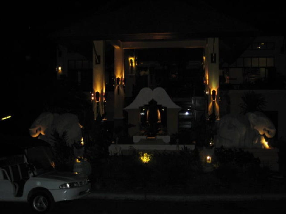 Der Blick zur Lobby bei Nacht The Fair House Beach Resort