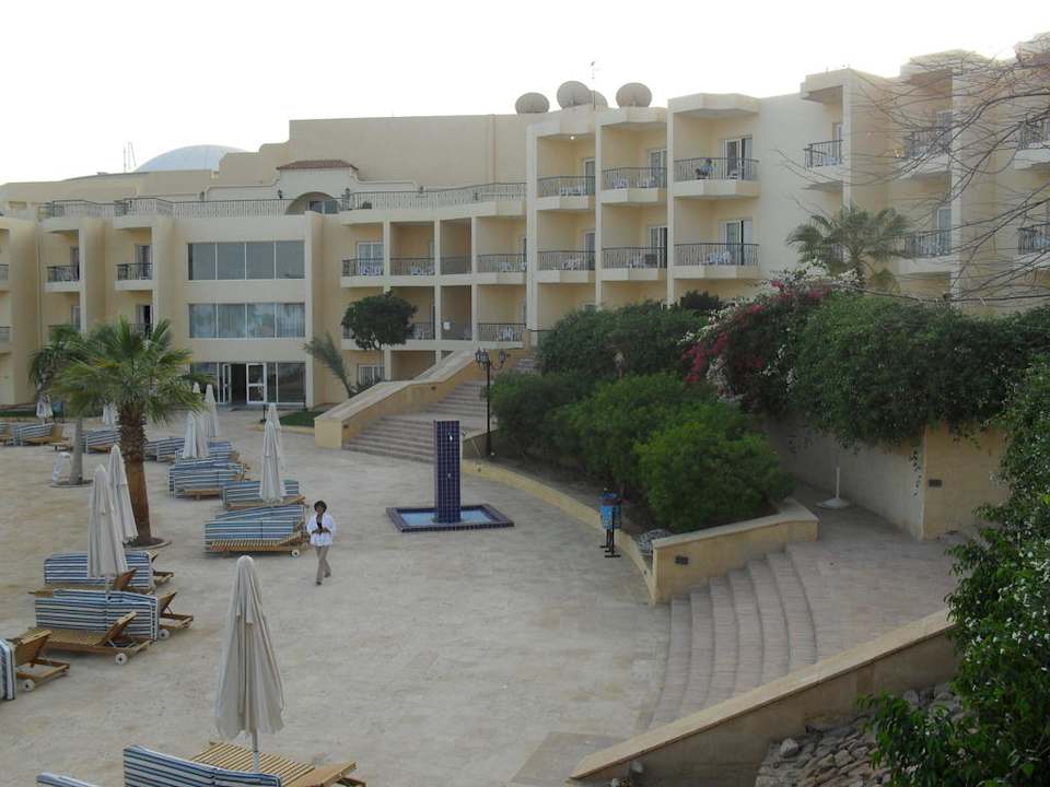 Hotel od strony basenu La Playa Beach Resort Taba