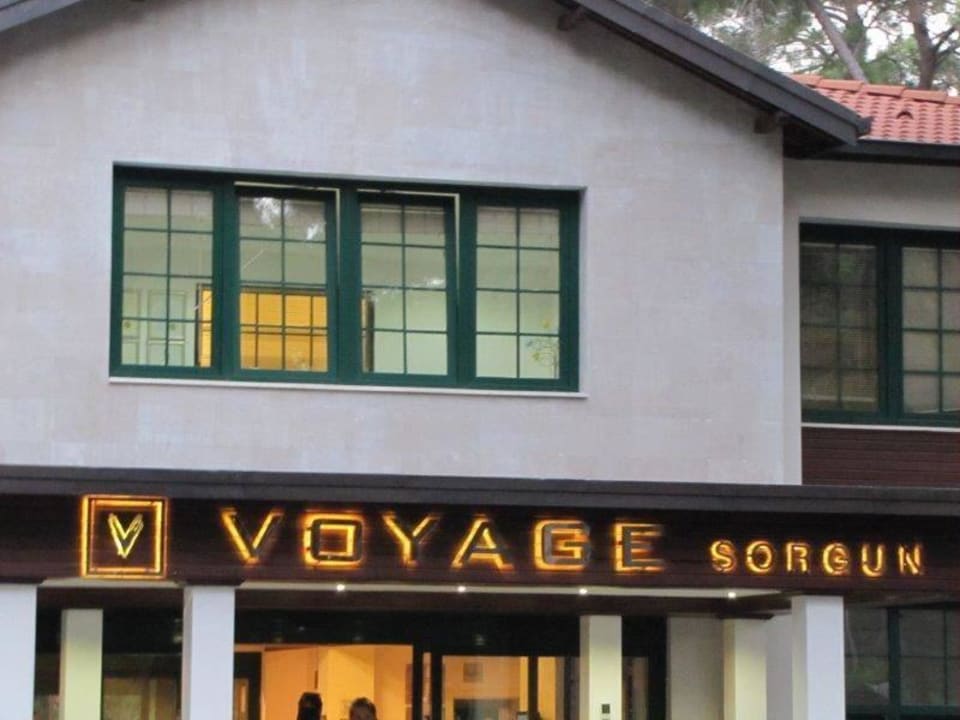 Wejście do lobby Voyage Sorgun