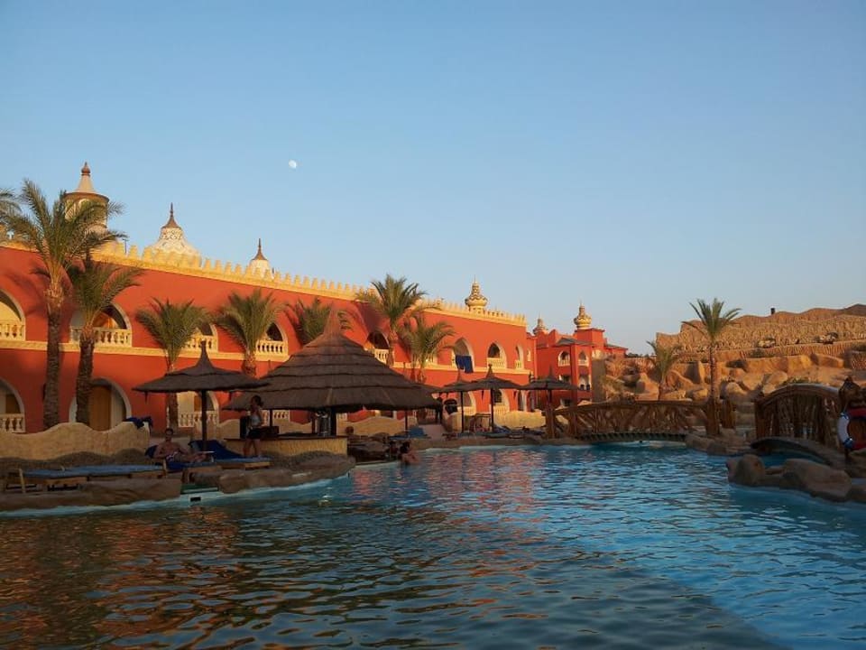 Aktivpool mit sensationeller Bar im Pool! Pickalbatros Alf Leila Wa Leila Resort - Neverland Hurghada