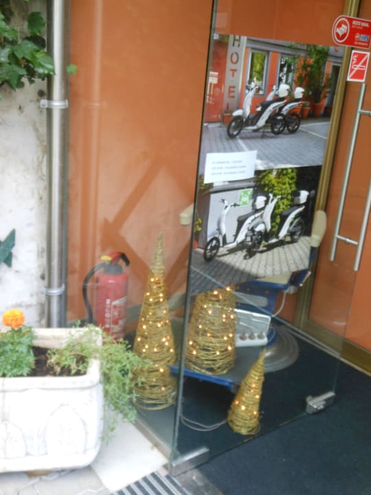 Verstellter Feuerlöscher Hotel Deutschmeister