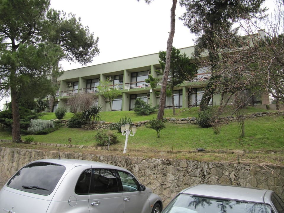 Blick vom Parkplatz auf einen Zimmertrakt Hotel Tusan