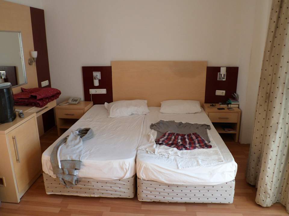 Links Kühlschrank und Fernseher. Hotel Side Elis