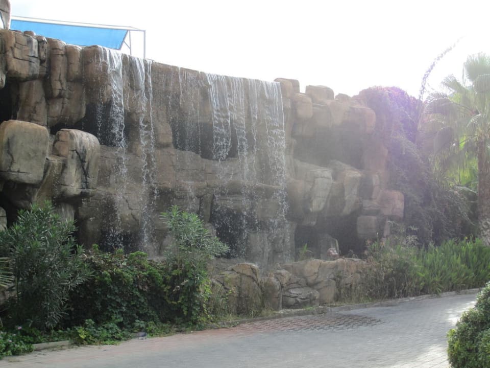 Wasserfall am Eingang VONRESORT Golden Beach