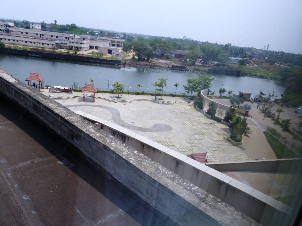 Dachterrasse zum Fluss  Hotel Crowne Plaza Kochi