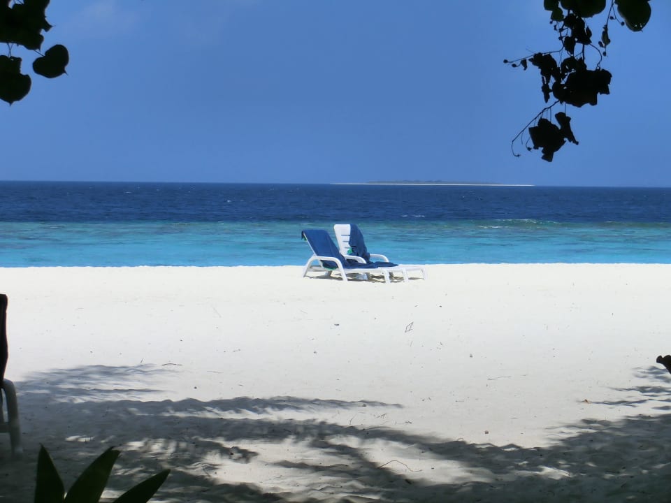Am Strand vor der Rezeption Adaaran Select Meedhupparu Island Resort - Premium All Inclusive