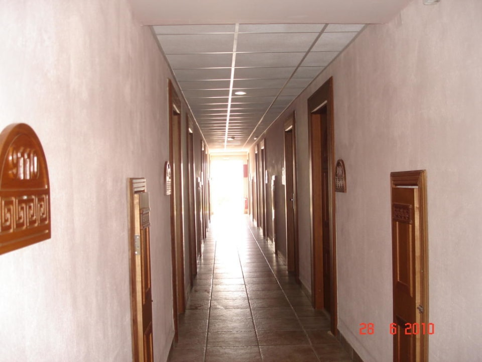 Hotelowe budynki mieszkalne- korytarz Sandy Beach Resort