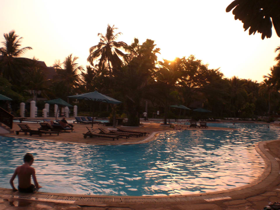 Pool zum Sonneuntergang Hotel Southern Palms Beach Resort