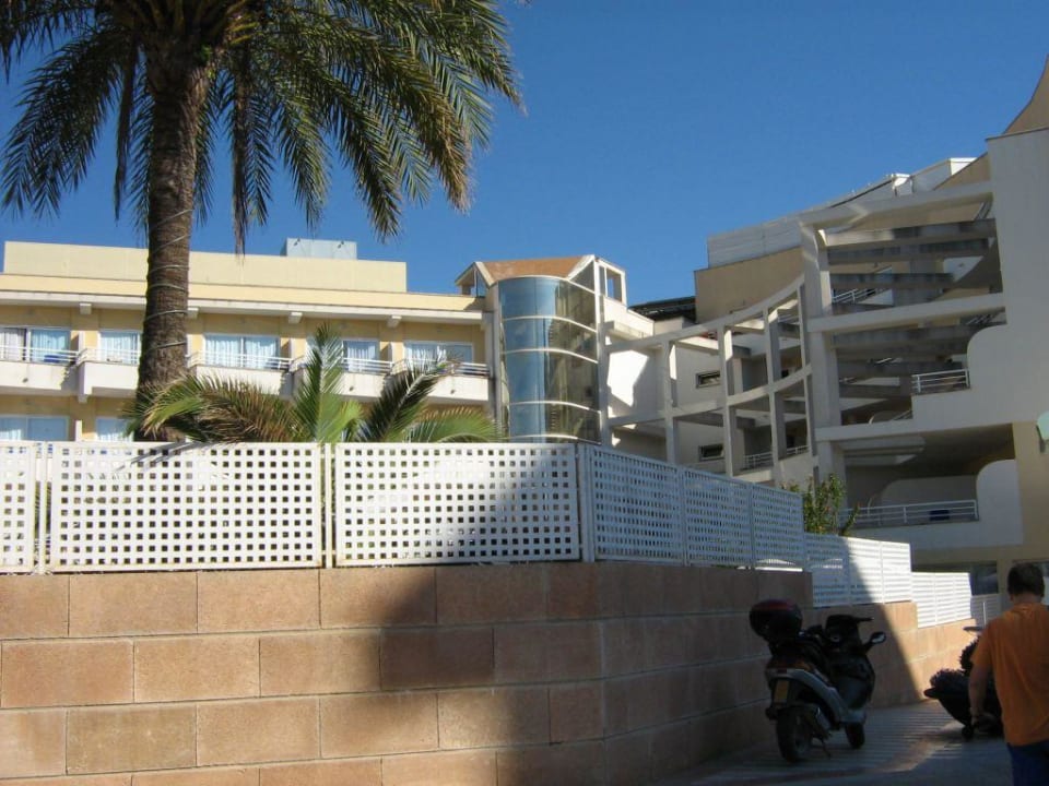 Neben Hoteleingang Grupotel Acapulco Playa - Adults Only