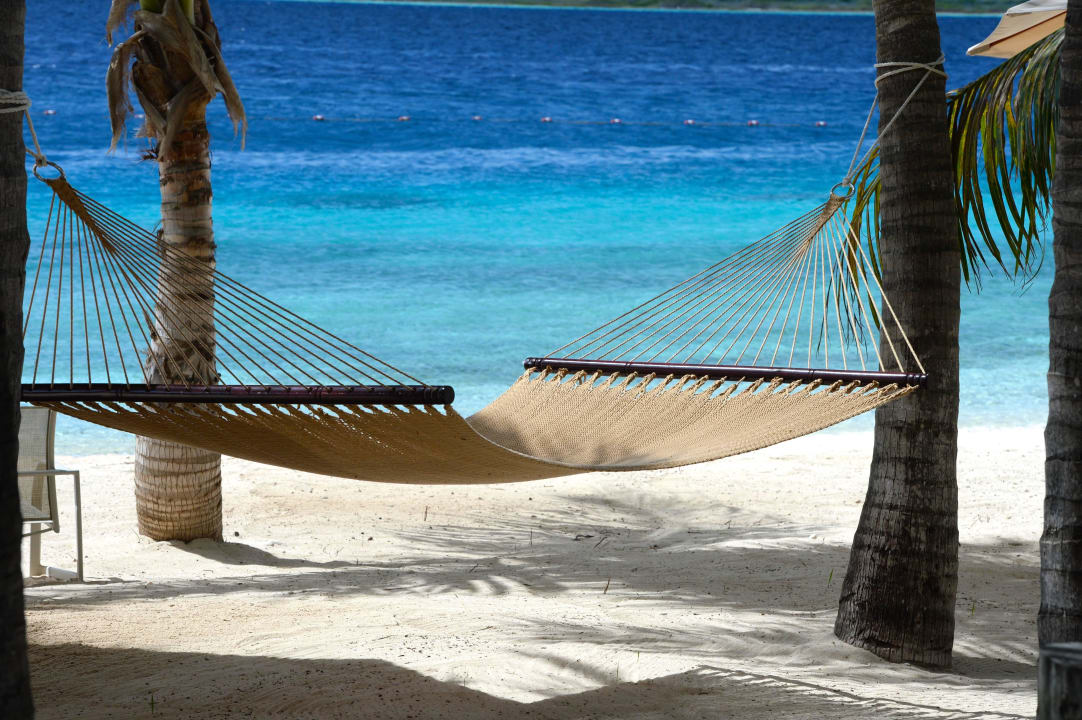 Strand mit Hängematte Harbour Village Beach Club