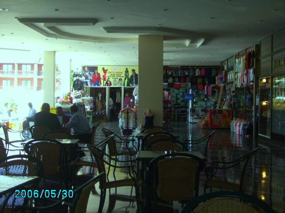 Sportbar mit Ledergeschäft im Hintergrund Horus Paradise Luxury Resort & Club