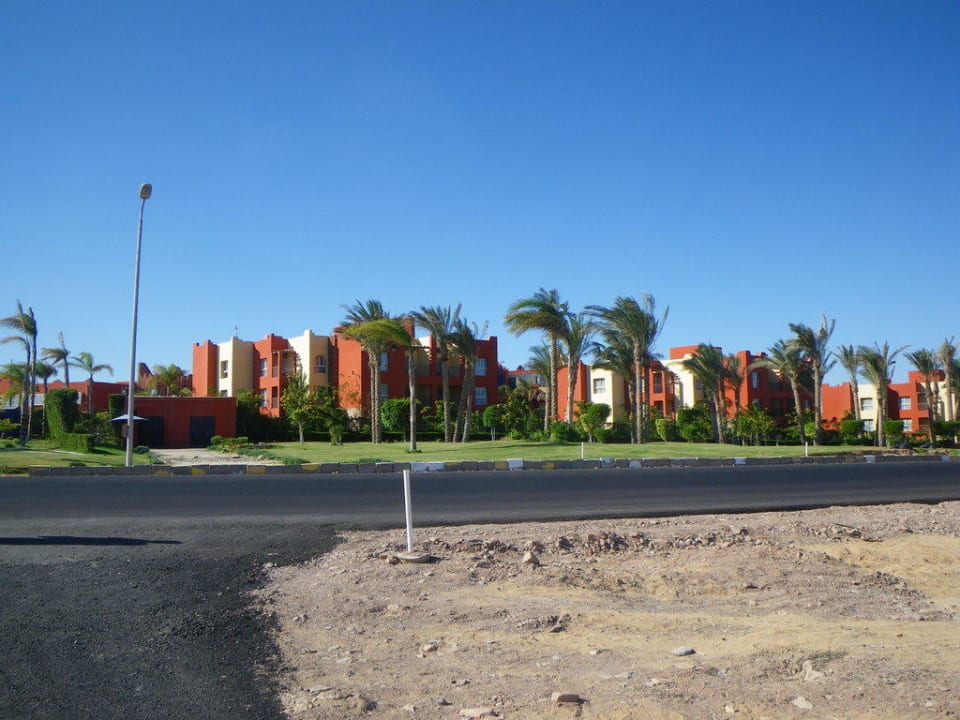 Von der Straße zum Hotel SUNRISE Cardina Resort