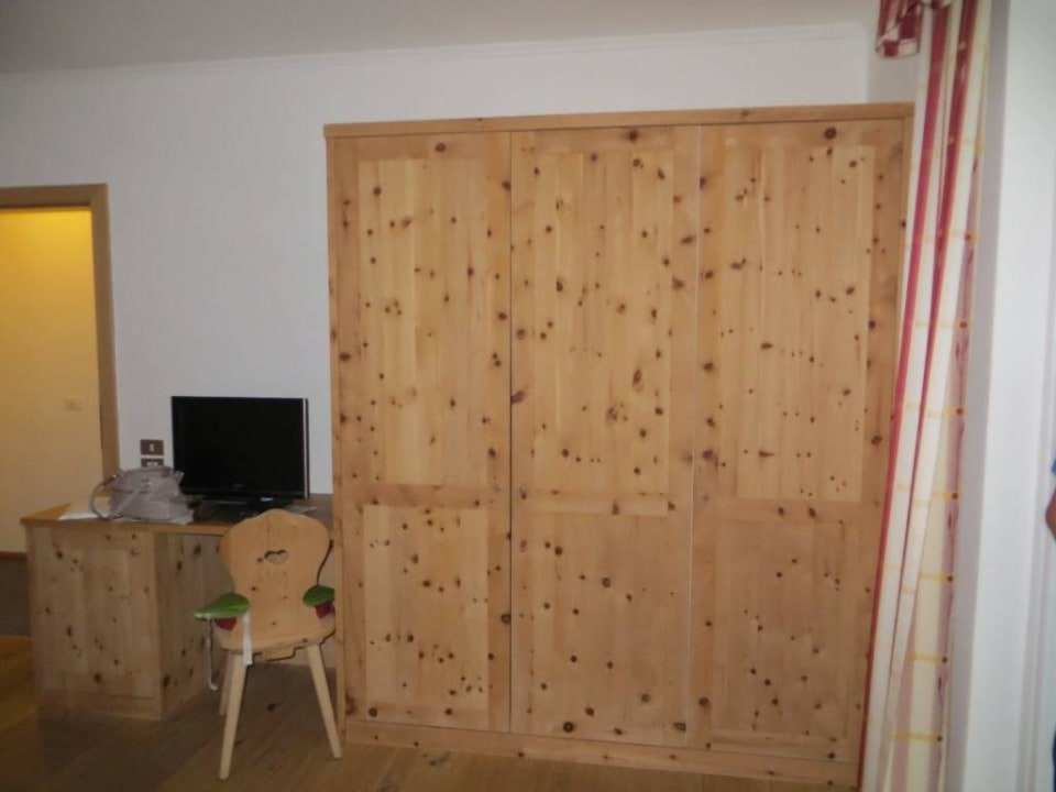 Ein toller riesengroßer Kleiderschrank Hotel Weiss