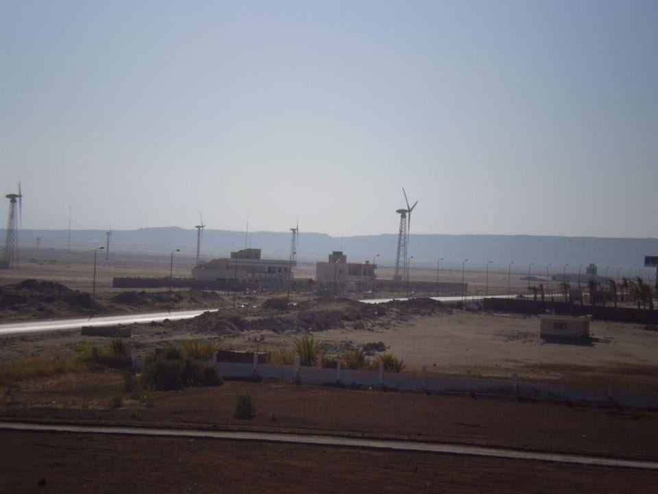 Windräder vor dem Hotel Golden Beach Resort
