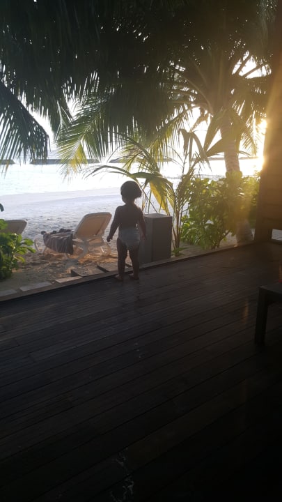 Ausblick von der Terasse bei Sonnenuntergang Kuramathi Maldives