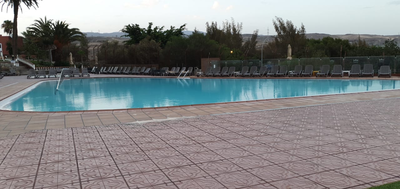 Pool Corona Roja