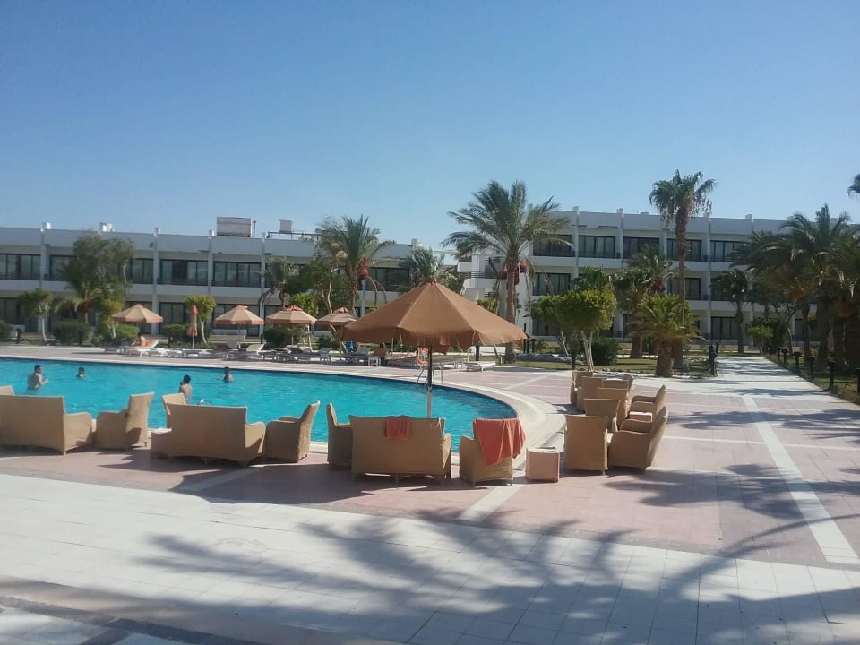 Pool mit Liegestühlen The Grand Hotel Hurghada