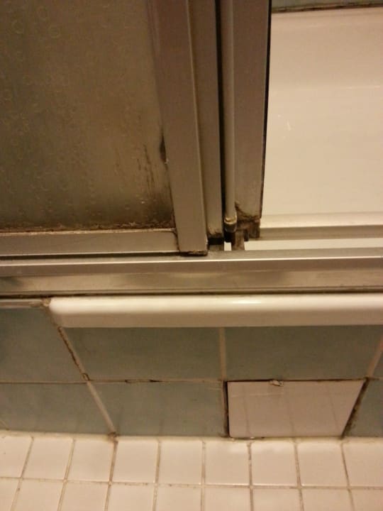 Bild 2 vom Bad, Duschtür + Fliesen Queen's Park Hotel