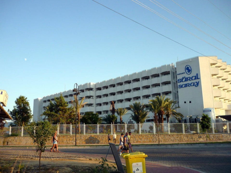 Von der Strasse aus Süral Saray Hotel