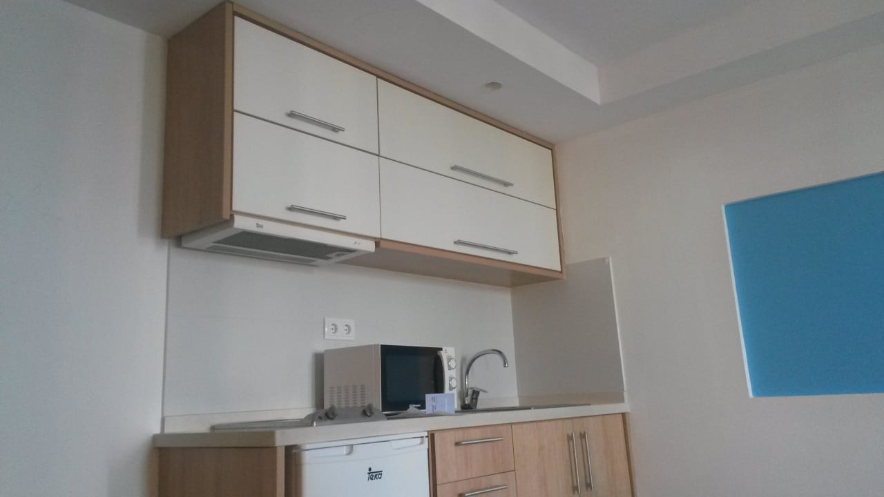 Kleine Küche mit Großem Kühlschrank  alltoura Club Hotel Akeah Broncemar