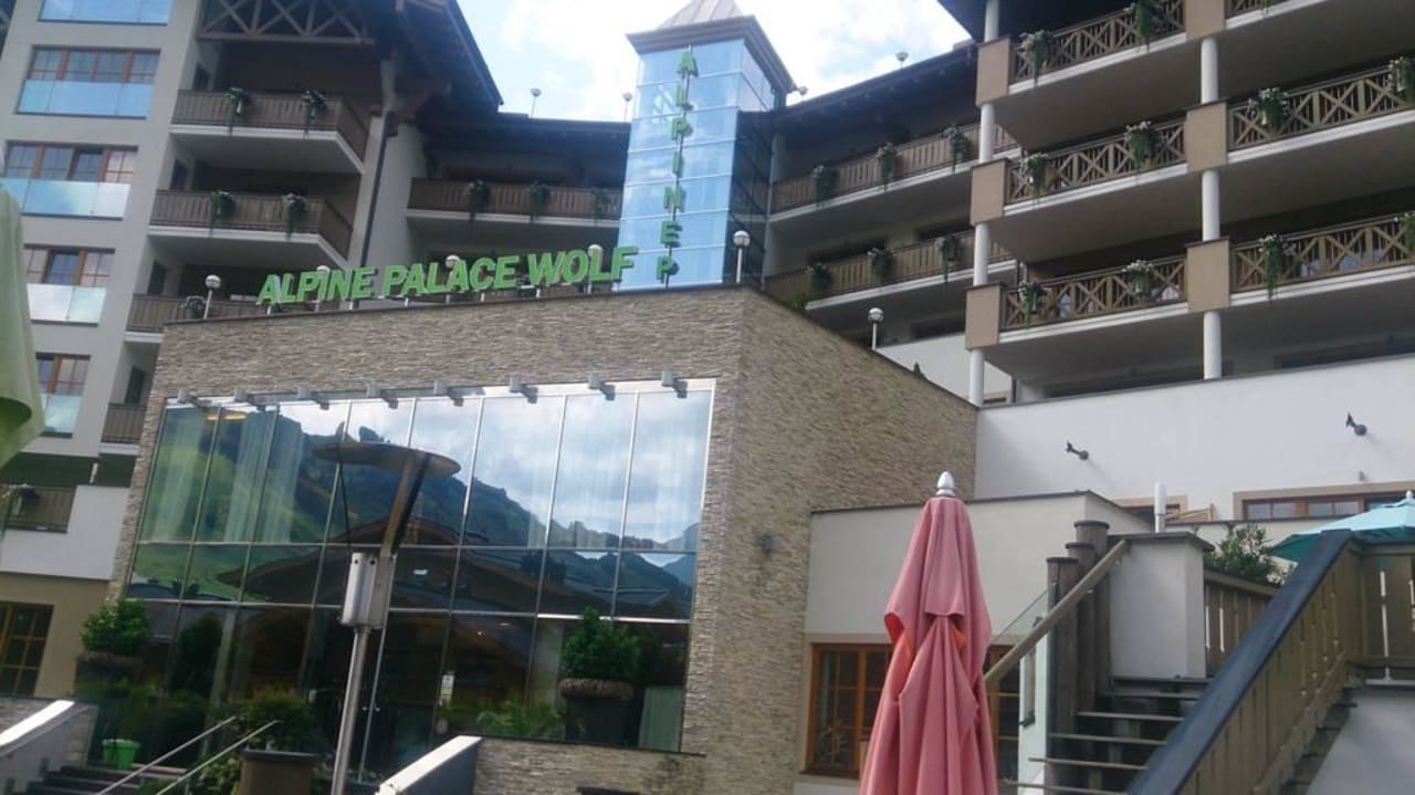 Außenansicht vom Pool  The Alpine Palace