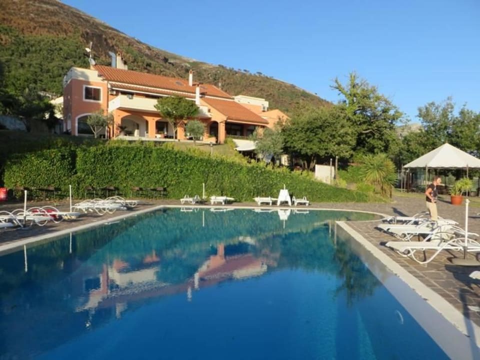 Pool mit Hotel Villa Setharè