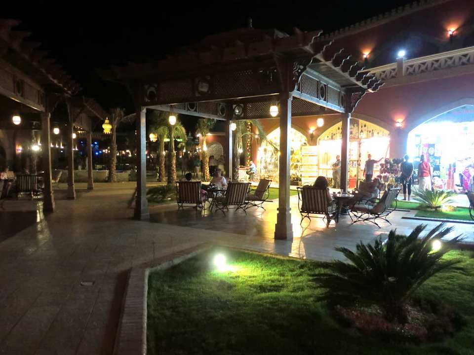 Sitzplätze mit Geschäften im Hintergrund Pickalbatros Alf Leila Wa Leila Resort - Neverland Hurghada