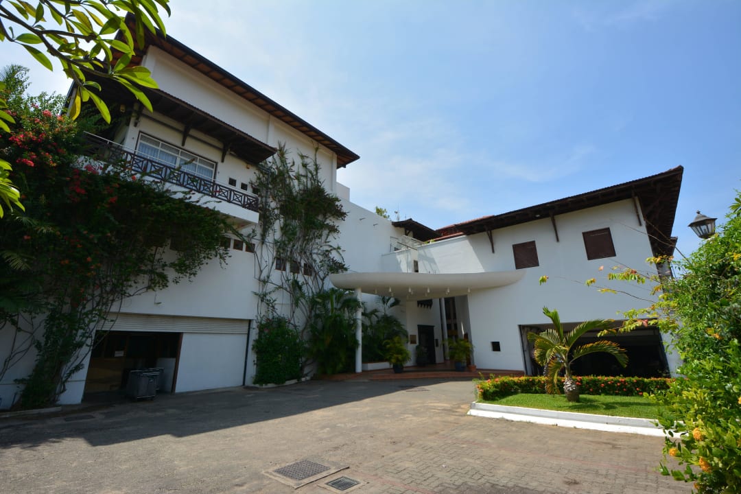 Von der Straße ausgesehen Hotel Lanka Princess Ayurveda