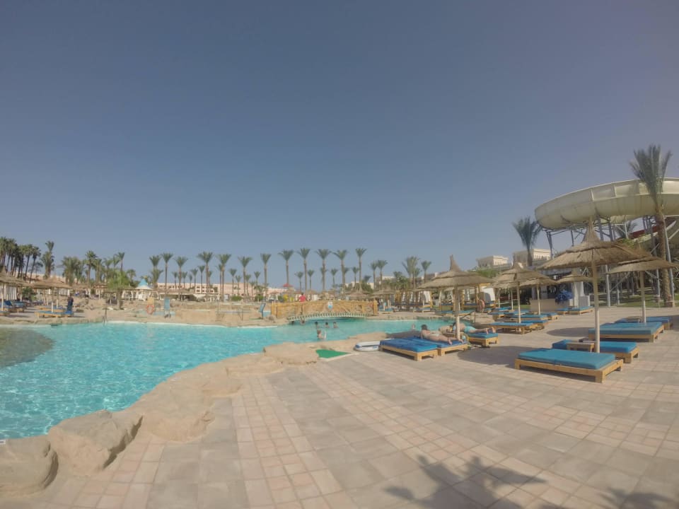 Hinterer Poolbereich Beach Albatros Resort