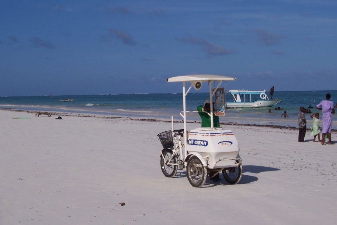 Eisverkäufer am Strand Hotel Diani Sea Lodge