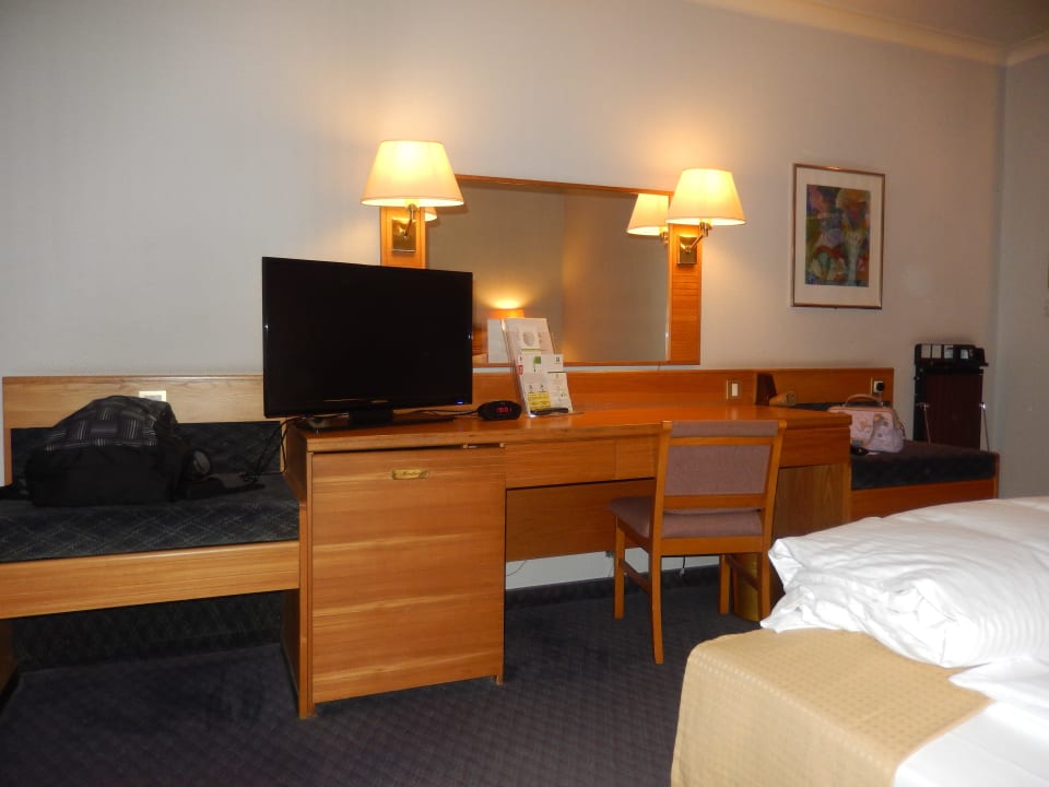 Schreibtisch und TV Leonardo Hotel Düsseldorf Airport - Ratingen