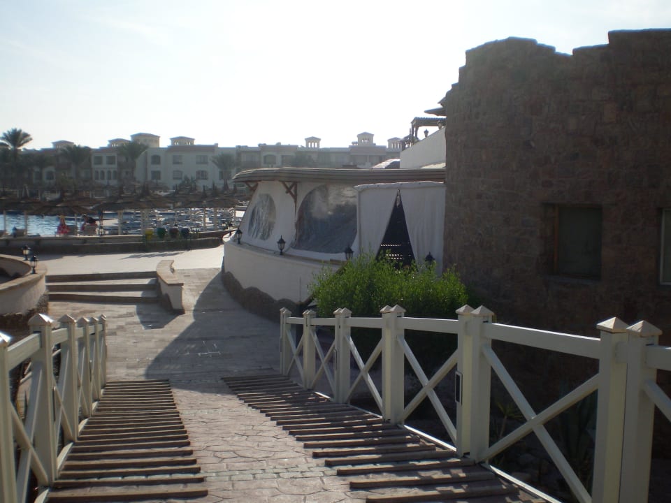 Über die Brücke Zum Castello. Pickalbatros Dana Beach Resort - Hurghada