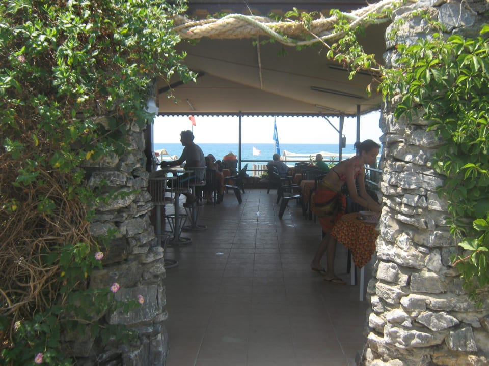 На пляже отличный бар и отлинчый персонал Caretta Beach Hotel