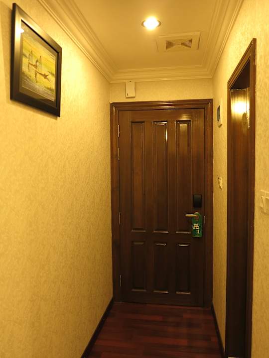 Blick zur Zimmertür/Bad Hotel Grand United (21st Downtown)