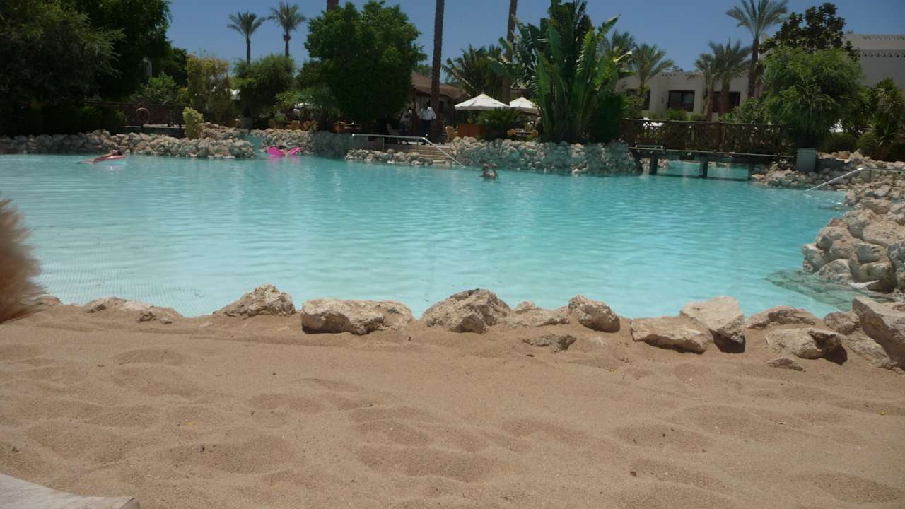 Der künstlich angelegte Sandstrand Ghazala Gardens