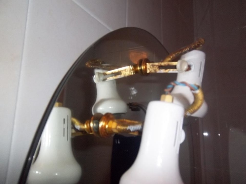 Spiegel mit verrosteten Leuchten und freiem Kabel Hotel Atlantis Las Lomas