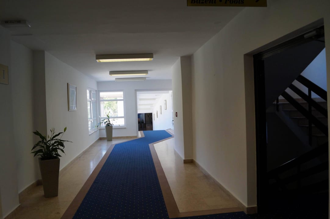 Weg zum Lobby Hotel Baska