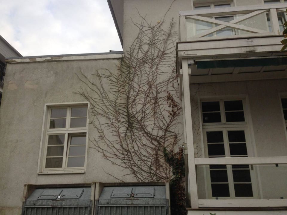 Außenansicht unterm Balkon Rujana Ferienwohnungen - Altes Postamt